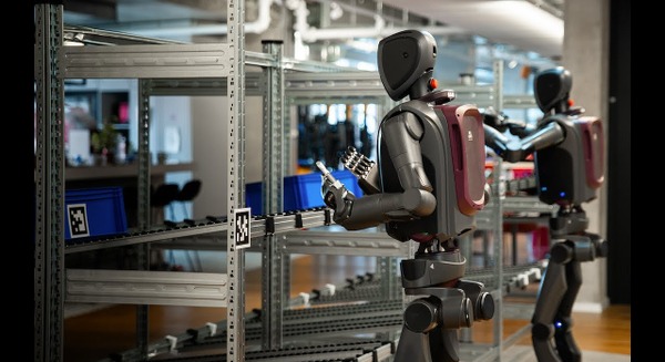 完全自律のヒューマノイドで倉庫物流作業を実演、2台で32箱を18分間で搬送 V3 MenteeBots