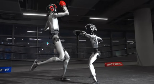 【衝撃映像】巨大ヒューマノイドがキック一閃、小型ロボットの腕を破壊　Unitree
