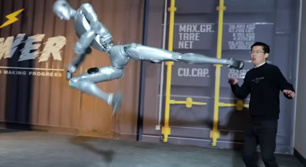 【ド派手】身長約1.8mのヒューマノイド「Unitree H1」が迫力の格闘ワザを披露！戦慄が走る