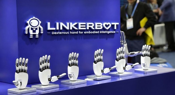 370gで50kgを持ち上げるロボットハンド「CES 2026」でLinkerbotが業界標準を覆す技術を公開
