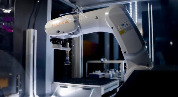 フィジカルAI搭載の薬局向け完全自動入庫システム「Ultra Phasys」｜メディカルユアーズロボティクス