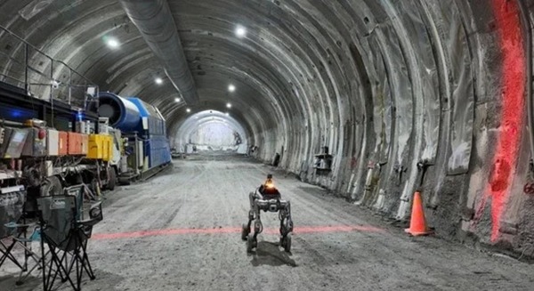 四足歩行ロボットが山岳トンネル切羽に進入 ポケット・クエリーズと鴻池組が実証実験で技術証明