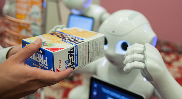 【SoftBank World 2016 徹底レポート(5)】 Pepperがバーコードを読んで多国語で商品解説