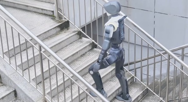 ヒューマノイド「DR02」が屋外階段を安定した足取りで上りきる映像を公開 DEEP Robotics