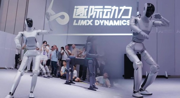 ヒューマノイドがダンスパフォーマンスを披露 中国北京で開催「WRC2026」LimX Dynamics出展の映像