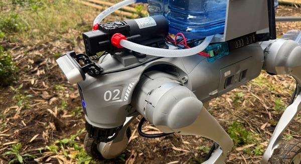 四足歩行ロボット活用「自律除草剤散布ロボット」をAirionとStearmotorが共同開発 太陽光パネル周辺の除草を省人化