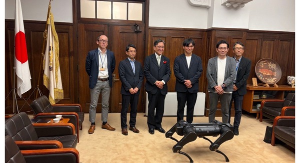Highlandersが「京都フィジカルAI研究所」を開設 京都市長の松井氏を表敬訪問し四足歩行ロボット「HLQ Edge」を披露