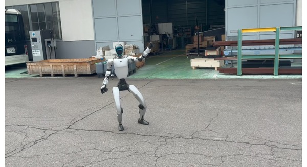 新卒として迎えるヒューマノイド「宮澤ノア」の実機がカクイチに到着 社員の前で動作をお披露目、自律行動はこれから