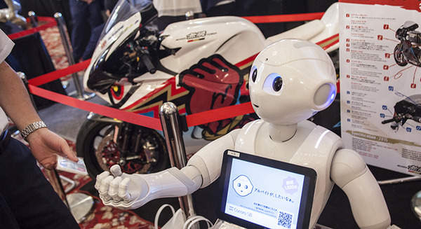 【SoftBank World 2016 徹底レポート(27)】感情を持ったPepperを参考展示、Pepperと自動販売機のコラボ、もしも無限のレーサーバイクが感情を持ったら