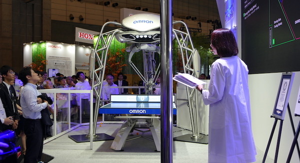 人と機械の「融和」を目指すオムロン 卓球ロボットと新型物流ロボットをCEATEC 2016に出展