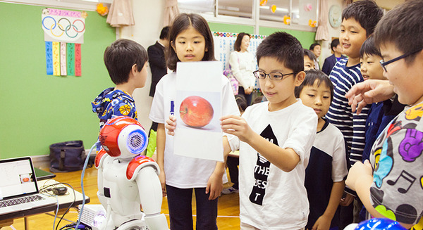 公立小学校で初めて人型ロボットのプログラミング授業を開催 子供たちの笑顔とロボットがある教室