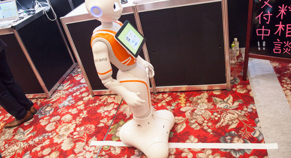 テープに沿って歩く移動式Pepper、システナが展示ブースでデモ