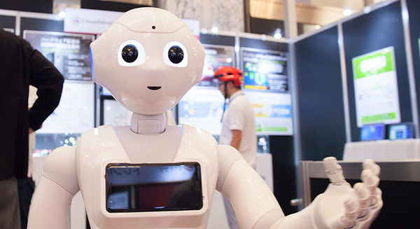 これって未発表の新型Pepper？不思議なロボットから見えてくるクラウドマインズのユニークで重要な取組み