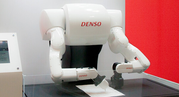 【美しいフォルム】DENSO「東ロボ手くん」は温かさを感じる回答代筆ロボットアーム
