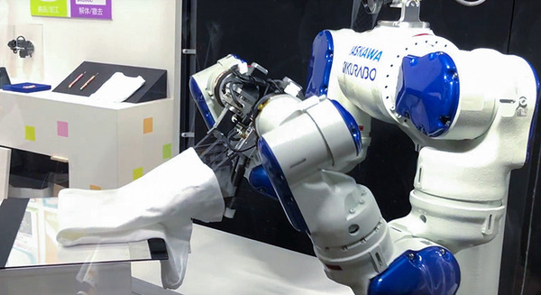 シャツを折りたためるロボットをクラボウが展示！2台が協働してビーズ玉に糸を通すロボットも。第2回ロボデックスで