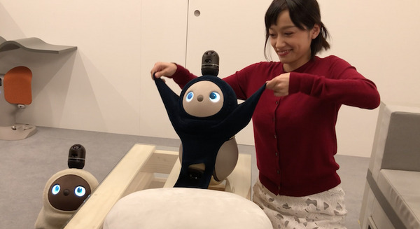 GROOVE Xのロボット「LOVOT」のお着替えシーン　NFCタグで洋服を認識