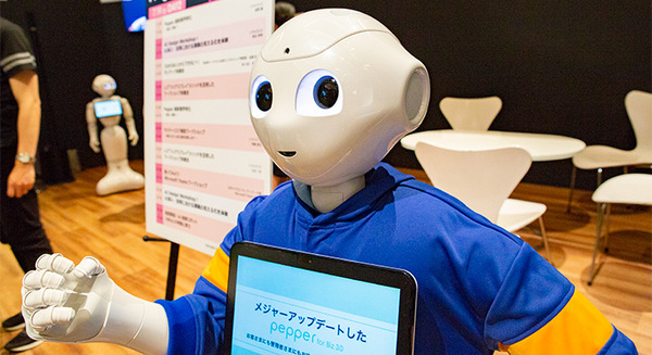 Pepperの会話機能はどう変わった? 会話力アップを活かせ！多言語＆通訳含めた3者会話も　「SoftBank World 2019」で紹介