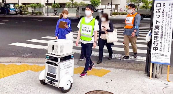 【日本初】自動運転ロボットも信号を守って走行します！ソフトバンクと佐川急便が公道でロボットと信号機の連携実験に成功