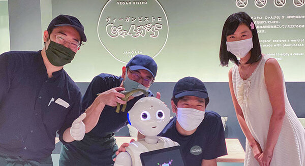 ロボットと人の共生社会を促進「Robot Friendly プロジェクト」を発表　ロボットを連れて安心して入店できるステッカー配布