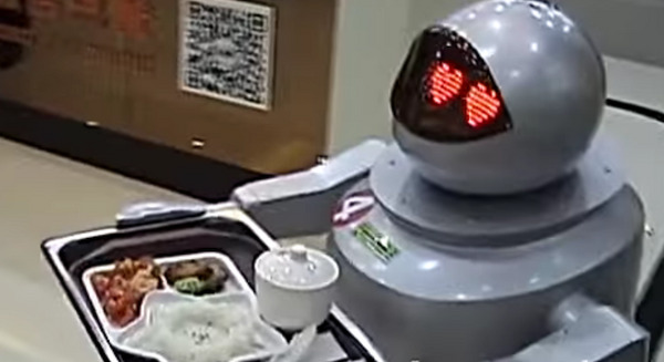 中国のロボットレストラン、ロボットが無能すぎて閉店へ。一方、日本のロボットレストランは大繁盛。