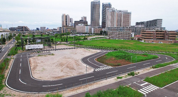 走行中に給電できる走行レーンを敷設　東京大学と三井不動産が信号待ちのEVにワイヤレス給電する実証実験へ　充電60秒で約6km走行可