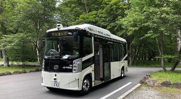 見えない導線の上を自動運転バスが走行！自動運転用センサーが認識できる特殊塗料ターゲットラインペイントを日光で実証実験　日本ペイント