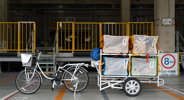 Amazon、リヤカー付き電動アシスト自転車での配達を開始　運転免許のない配達員の雇用や温室効果ガス排出の削減に