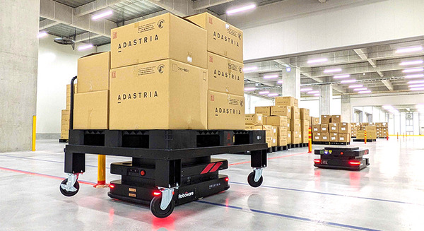アダストリアの物流拠点で自律走行搬送ロボット(AMR)による搬送自動化の実証実験　ForwardX社製ロボットをフォークリフトの代替に 画像