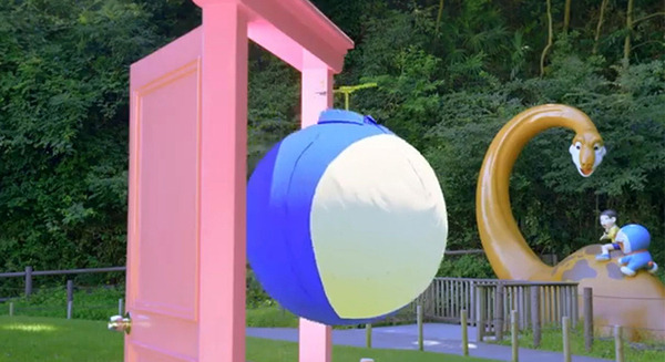 これ髙島屋で本当に売ってるの? ドラえもんカラー「球体専用シャツ」を着た空飛ぶロボットが未来の街を旅する動画公開　生成AIを活用