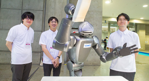 テーブルの汚れをみつけて自律的に拭き取るヒューマノイドのデモを展示　東京ロボティクスがGMO AIR展示ブースで