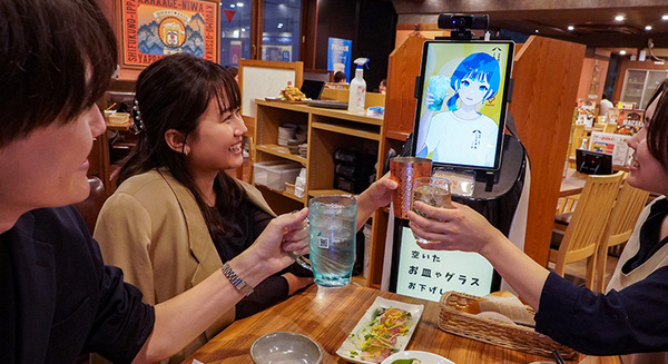 居酒屋でアバターと配膳ロボットを使って「完全リモート」の接客　遠隔からロボットでホールスタッフ業務　ワタミやDFAら