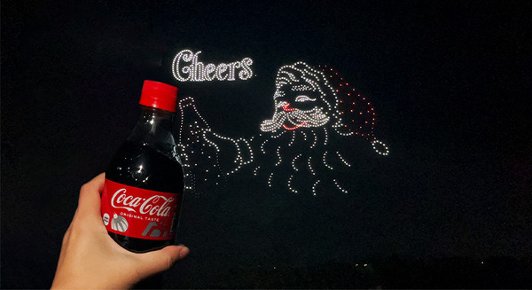 「コカ・コーラ クリスマスドローンショー2024」神戸と横浜で開催　サンタクロースと「コカ・コーラ」で乾杯できる体験も