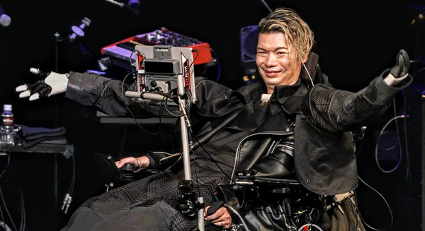 MOVE FES 2024でTSI×吉藤オリィ×武藤将胤の共同開発のユニバーサルデザインウェア「MOVE WEAR」を着用　約1,500人の観客にお披露目