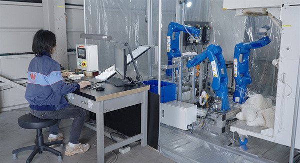 ワコールがメルトブロー法で立体物を作る新技術「Melooop」を独自開発　ロボットアームの軌道コントロール、かたちや厚み伸度を調整