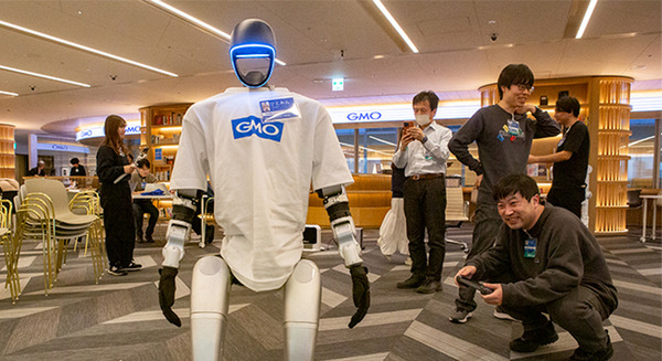 話題のヒューマノイドが歩き回る！犬型ロボや警備ロボ、搬送ロボなどが集結　GMO AIRが社内向けロボット体験会を開催 画像