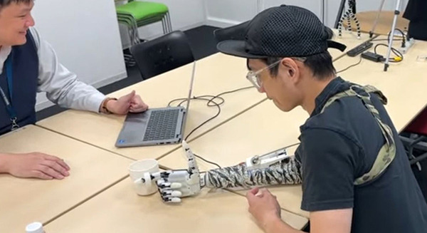 キューティーロイドから生まれた人間の手に近い高性能小型ロボットハンドを義手に活用　可能性を示す動画を公開