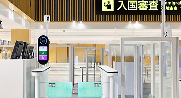 入管庁、NECの顔認証ウォークスルーゲートを羽田空港・関空・成田空港の一部に導入へ　急増中の訪日旅行者の増加に対応