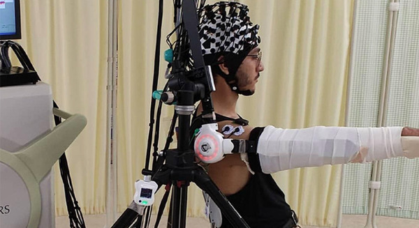 サイボーグ型ロボット装着者が「動かす意志」を持つことで脳の高次運動野が活性化、筑波大学が世界初実証　臨床応用に期待