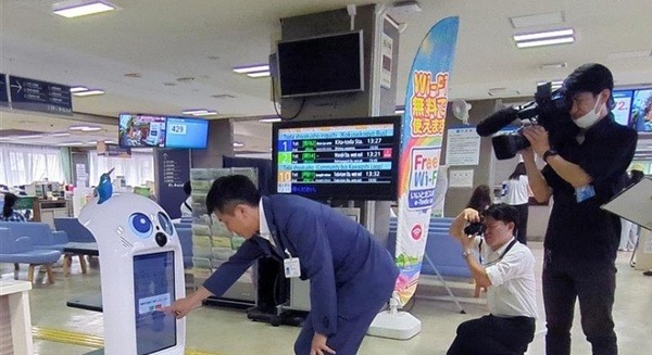 「雑談もできて楽しい」戸田市役所で対話型スマートロボット「Neibo」を用いた案内が好評 画像