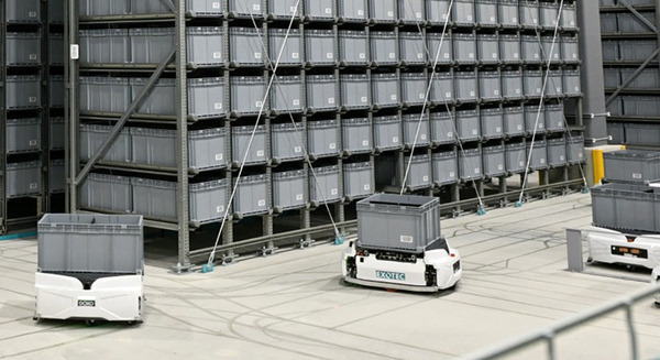【倉庫の自動化】26台の搬送ロボットで構成する3次元ピッキング「Skypod」システム、医薬品物流センターで稼働開始