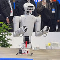 安川電機がヒューマノイドと協働ロボットを「AI-RAN」で統合制御するデモを公開「ロボットが人と共に働く未来の空間」