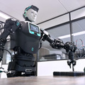 認知型ヒューマノイド「RoBee」が半導体工場へ、Oversonic RoboticsとSTMicroelectronicsが提携
