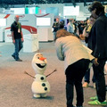 ディズニー「オラフ」がAIロボットになって目の前に！GTC展示ホールで自由すぎる振る舞いと“生きている感”を披露