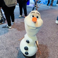 ディズニー「オラフ」がAIロボットになって目の前に！GTC展示ホールで自由すぎる振る舞いと“生きている感”を披露