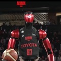 トヨタ最新AIバスケロボ「CUE7」が試合会場を沸かす|アルバルク東京選手を参考にした動作を披露