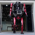Unitreeが変形型で搭乗できる巨大ロボットをYouTube動画で公開　ノッシノッシと二足で歩く姿が圧巻　海外SNSの反応は・・