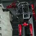 Unitreeが変形型で搭乗できる巨大ロボットをYouTube動画で公開　ノッシノッシと二足で歩く姿が圧巻　海外SNSの反応は・・