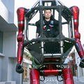 Unitreeが変形型で搭乗できる巨大ロボットをYouTube動画で公開　ノッシノッシと二足で歩く姿が圧巻　海外SNSの反応は・・