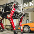 Unitreeが変形型で搭乗できる巨大ロボットをYouTube動画で公開　ノッシノッシと二足で歩く姿が圧巻　海外SNSの反応は・・