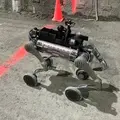 四足歩行ロボットが山岳トンネル切羽に進入 ポケット・クエリーズと鴻池組が実証実験で技術証明